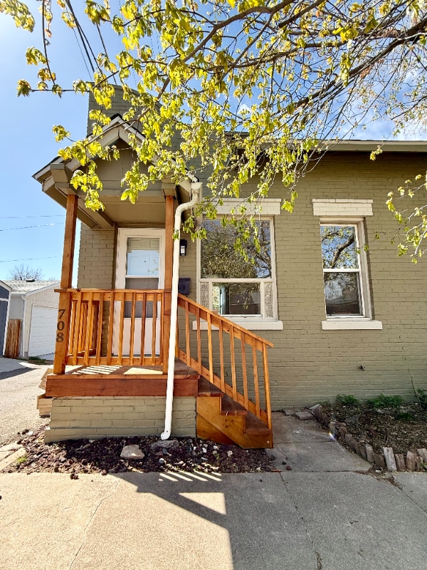 Building Photo - 708 E Dakota Ave