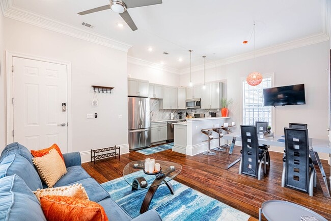 Building Photo - 1BD/1BA In Gated Complex Near Lower Garden District Unit 5