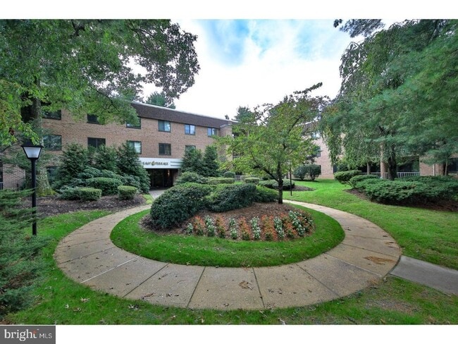 Building Photo - 1650 Oakwood Dr Unit E313