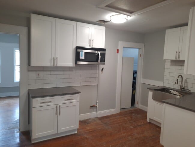 KITCHE - 177 Davenport Ave Unit 2