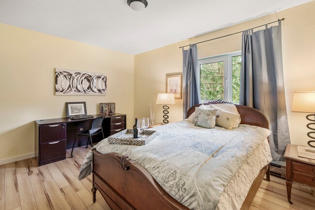 2do dormitorio en la planta superior - 20043 Forest Park Dr NE