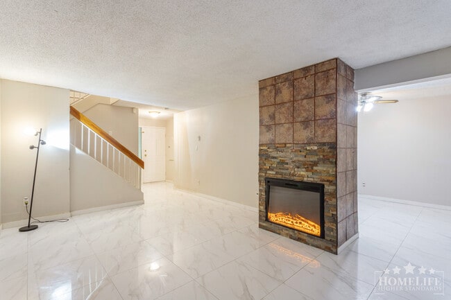 Photo - Spacious 3 Bedroom 2.5 Bathroom Townhouse with Den in Guildford – Tall Timbers Community Unité 2