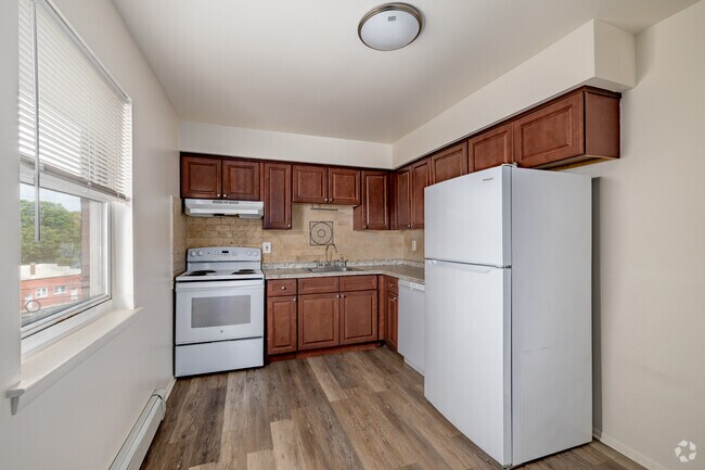 2BR, 1BA - 921SF - Kitchen