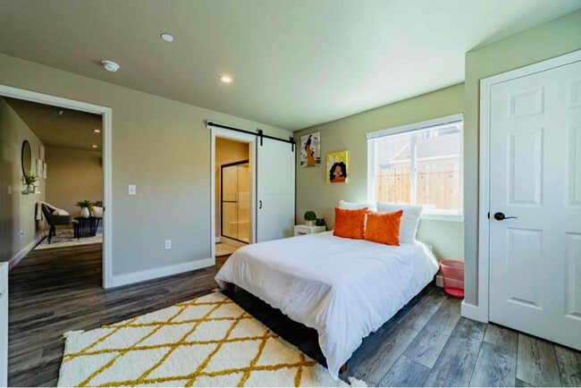 Photo - 2408 Quaker St