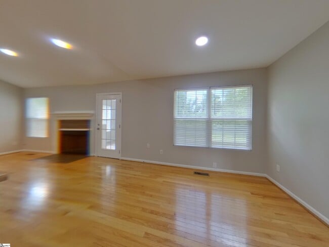 Photo - 211 Boxwood Ln