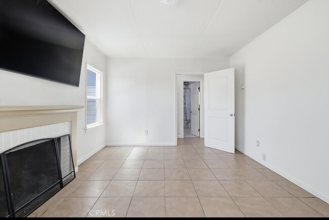 Photo - 557 W Oldfield St