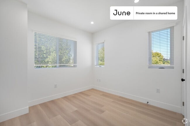 Building Photo - Private bedroom in 4 bed/3 bath Home
