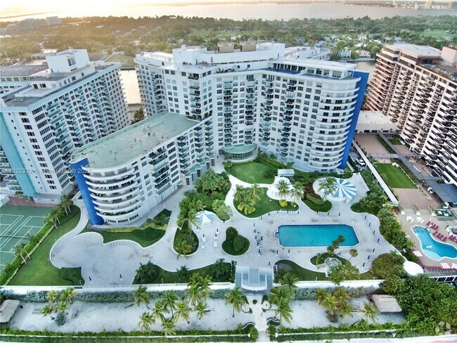 Building Photo - 5151 Collins Ave Unit # 428 Rental