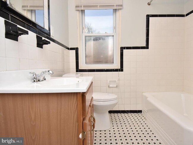 Photo - 818 Bradhurst Rd