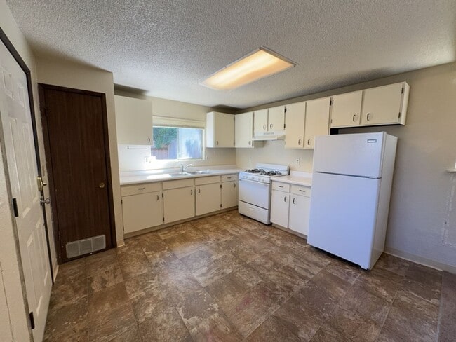 Photo - 360 1/2 Pleasant [PRM: Renee] Unit 360 1/2 Pleasant [PRM: Renee]