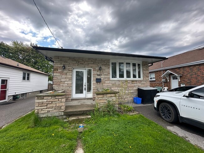 Building Photo - Adelaide Ave W - Lower Unit 2