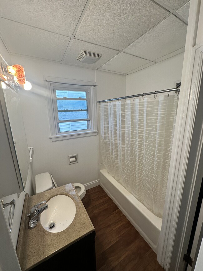 Bathroom - 1608 Main St Unit Lower Apartment