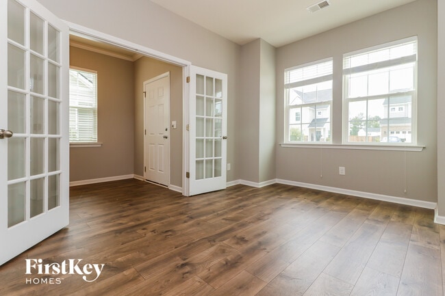 708 Redbud Ln