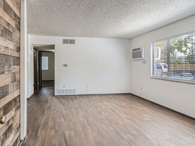 Lots of Natural Light! - Country Green Apartments