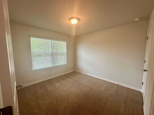 Photo - Fantastic Amenities ~ 4/2 Single Story w/ Refrigerator/Washer/Dryer Included ~