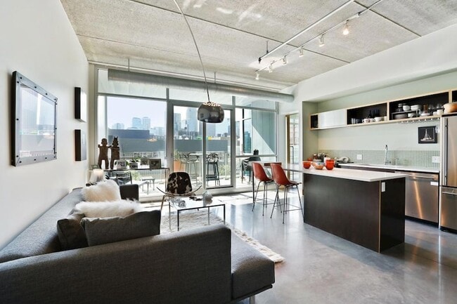 Photo - 345 N 6th Ave