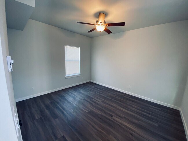 Photo - Newly Renovated Everett Apartment Unidad D