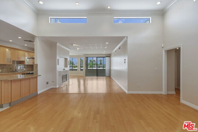 Building Photo - 4443 Ventura Canyon Ave Unit 304
