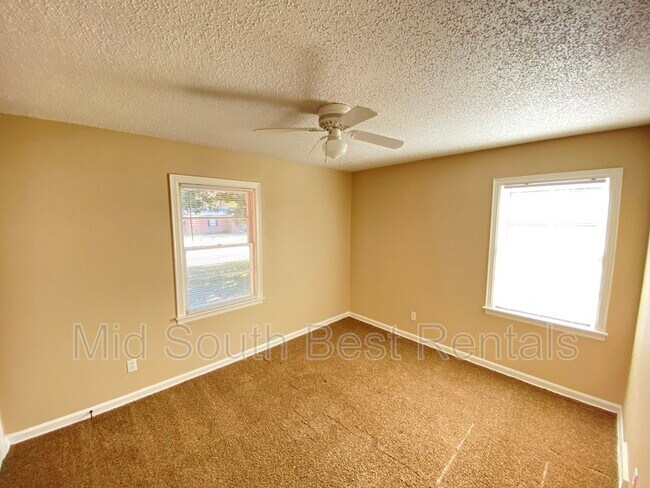 Photo - 3275 Aden St