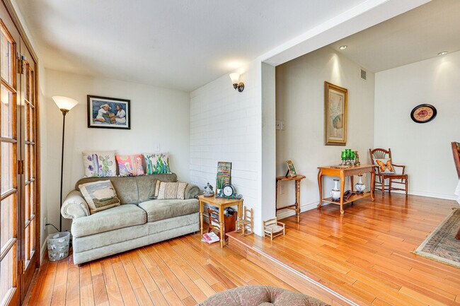 Photo - 107 W Windsor Ave Unit ID1385913P