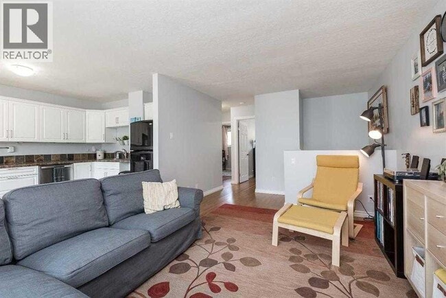 Photo - 93 Simon Fraser Blvd W