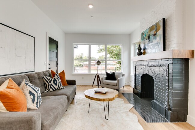 Sala de estar al frente de North - The Uptowns on 23rd