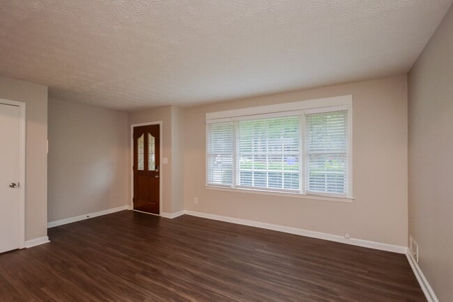 Photo - 990 Woodbridge Dr NE