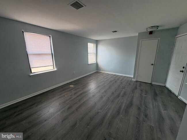 Building Photo - 7900 Frankford Ave Unit 6