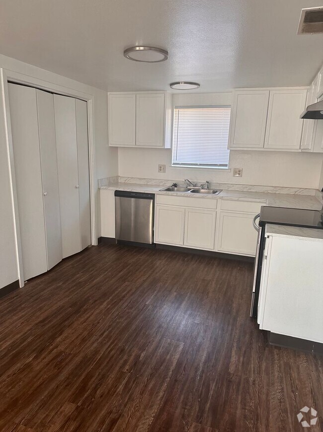 Building Photo - Great 2 bed 1 bath duplex Rental
