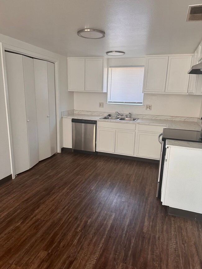 Great 2 bed 1 bath duplex - Great 2 bed 1 bath duplex House