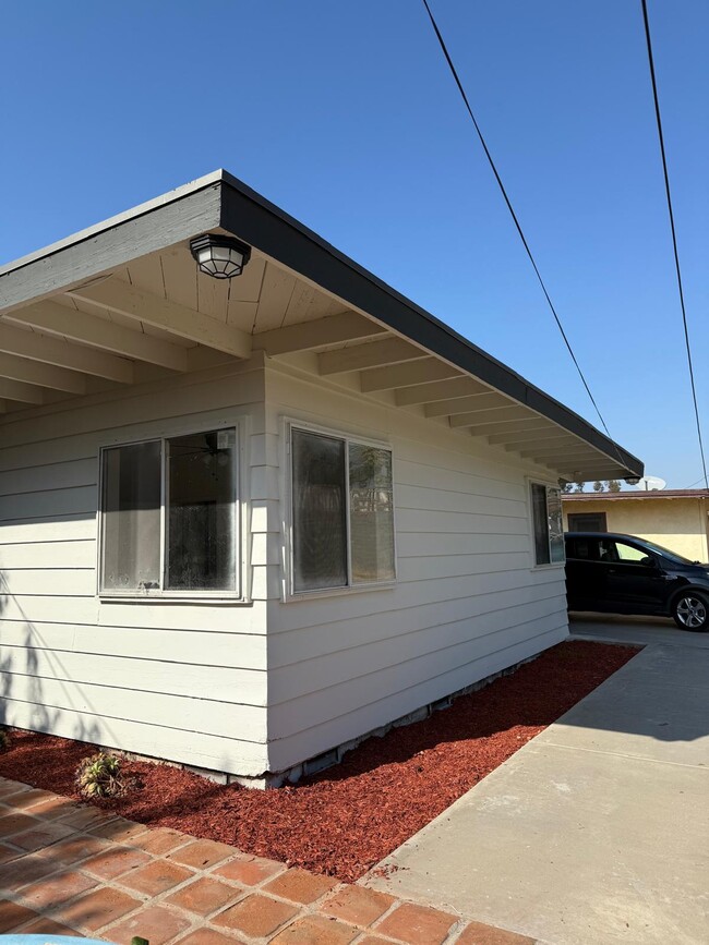 Outdoor, newly painted - 5650 Mariposa Pl House