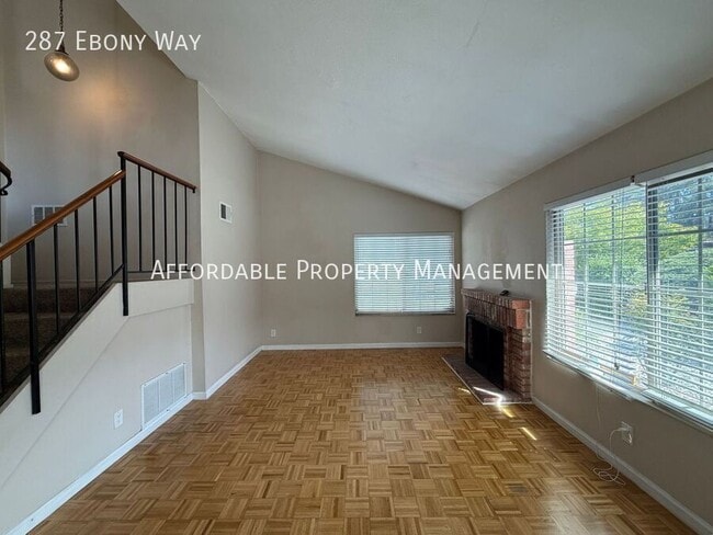 Photo - 287 Ebony Way