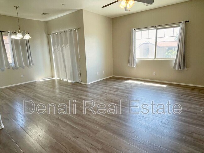 Photo - 805 S Sycamore