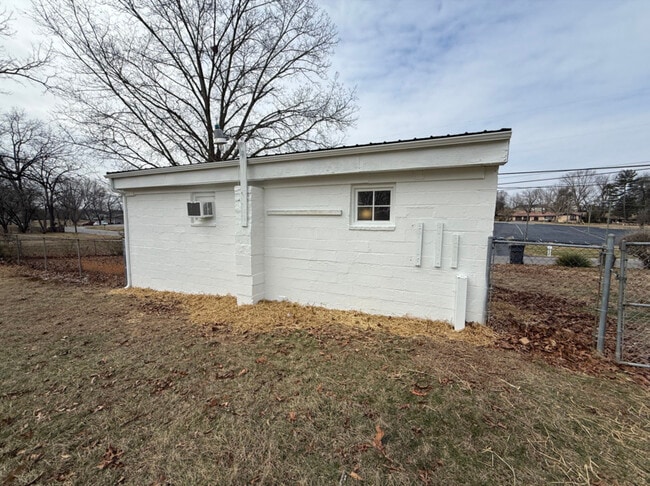 Building Photo - 404 Black Oak Dr