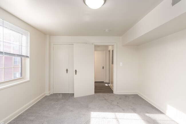 1BR, 1BA - 900SF