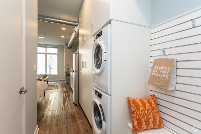Studio, 1 BA - 356 SF