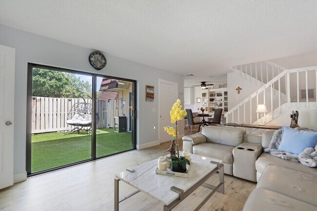 Building Photo - 1614 16th Ln