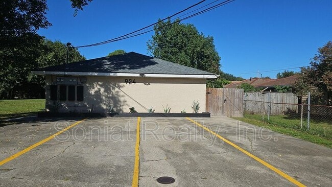 Building Photo - 924 Deslonde St Unit A