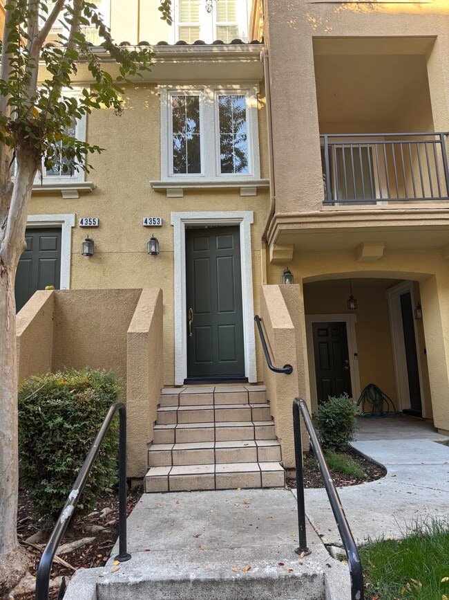 Building Photo - 4353 Fitzwilliam St