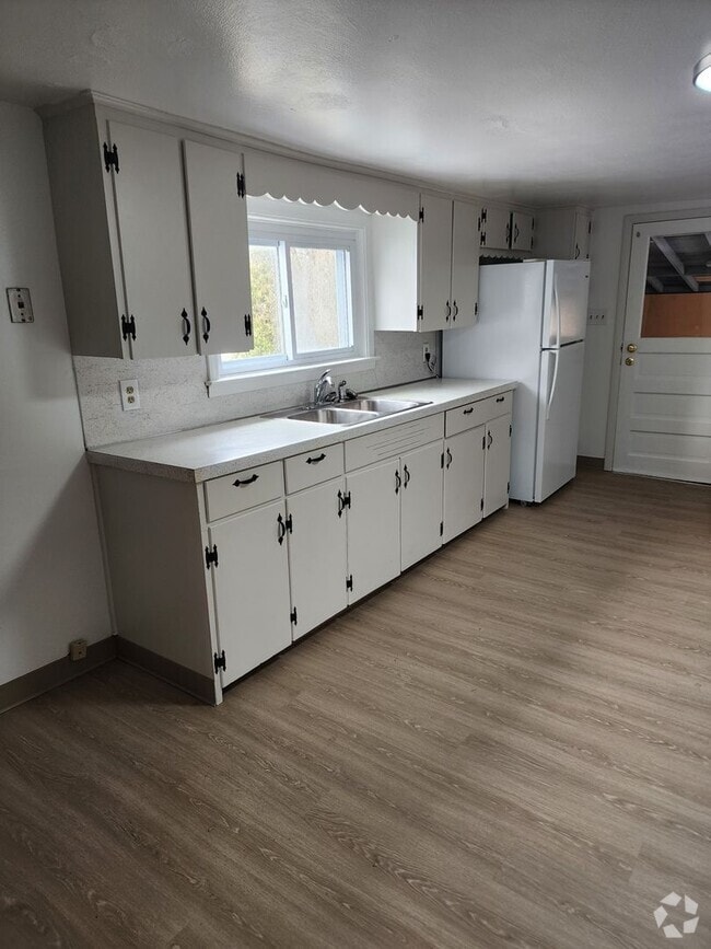 Building Photo - 231-33 Miles Avenue Unit 231 Miles Avenue Rental