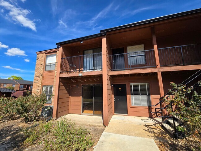 Photo - College Station - 2 Bedroom, 2 Bath - Down...