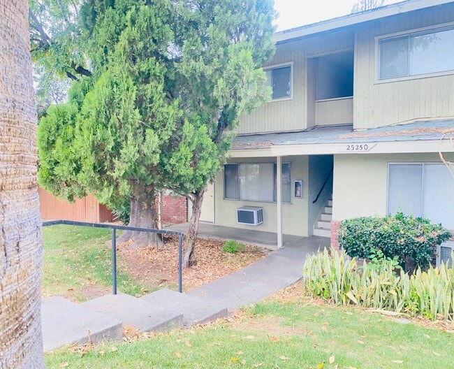 Building Photo - 25250 Unit 3