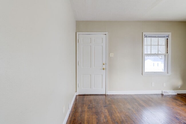 Photo - Cute 2 bedroom single family house in Bel-nor with attached garage.