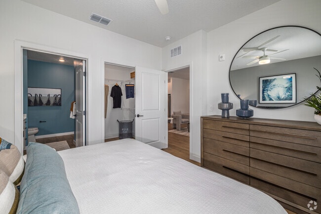 Vista Cay 3BR, 2BA - 1,387SF - Primary Bedroom Closet