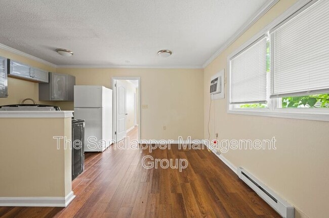 Photo - 4133-8 St John's Ave