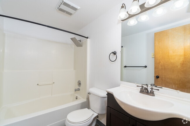 2BR, 1BA - 1000SF - Bathroom