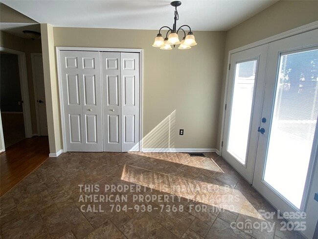 Photo - 735 Kluttz St