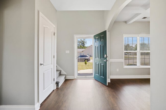 Photo - 121 Feathers Ln