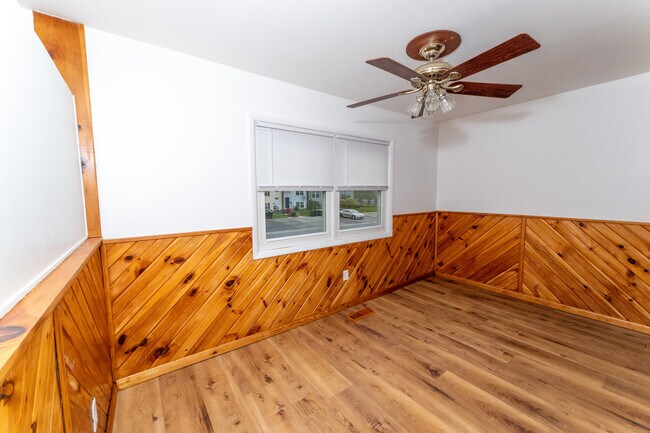 Eating Area - 5 Farnsworth Rd