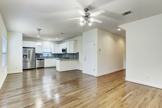 Photo - 701 E 40th St